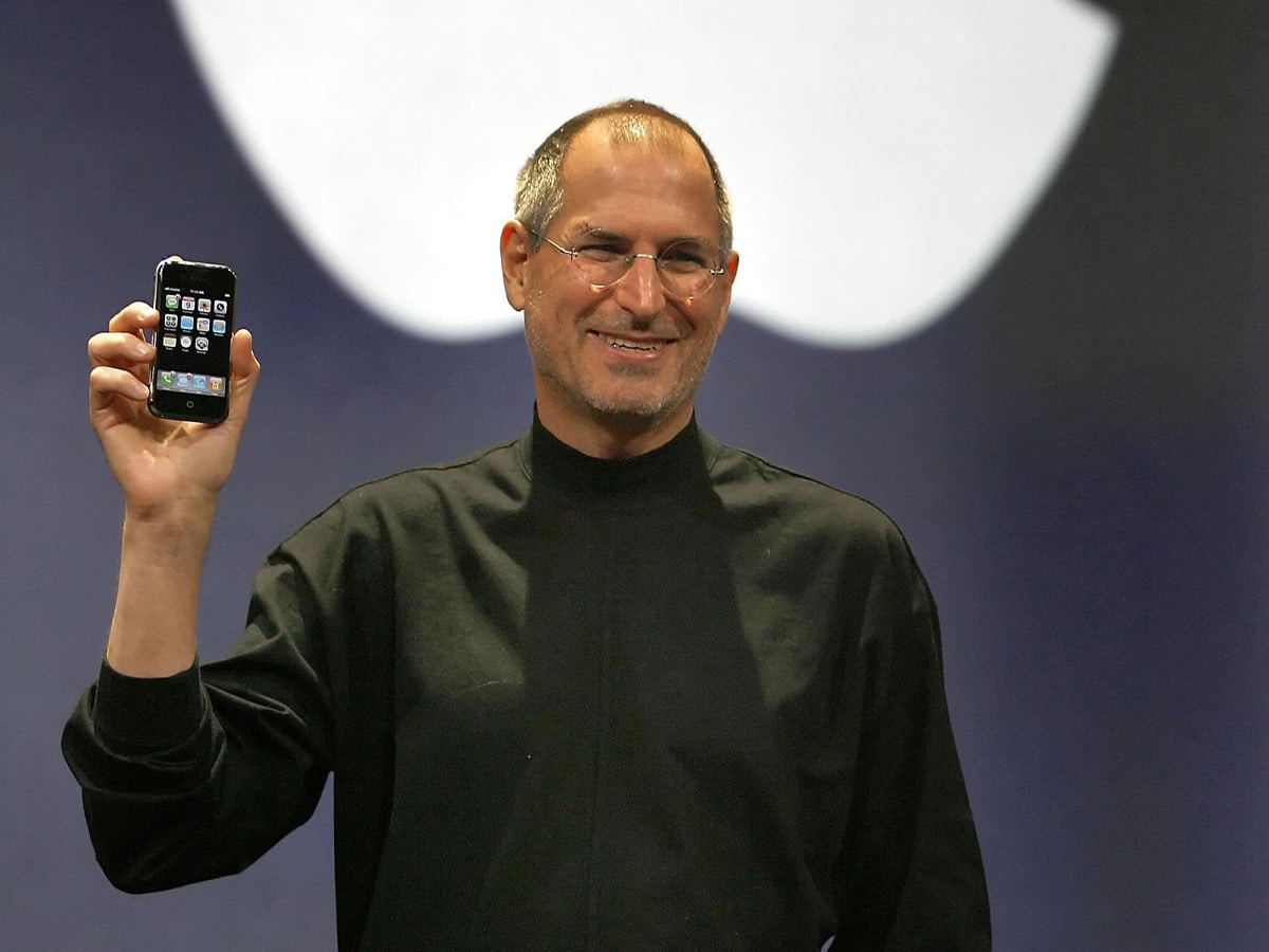 Apple iphone in steve jobs hand