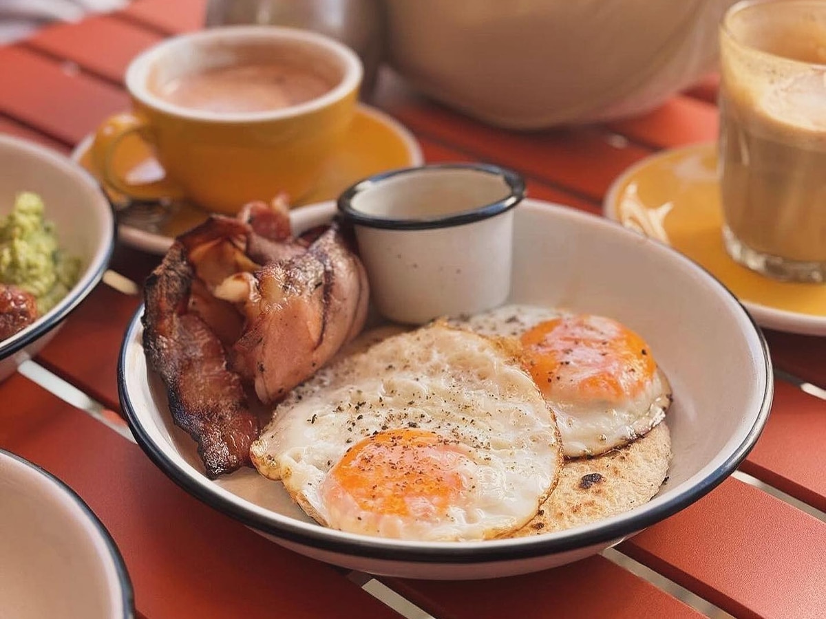 bacon and eggs on a bowl