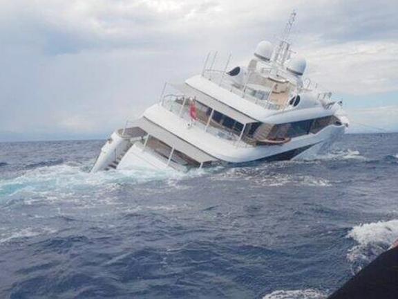 Superyacht sinks italy 1