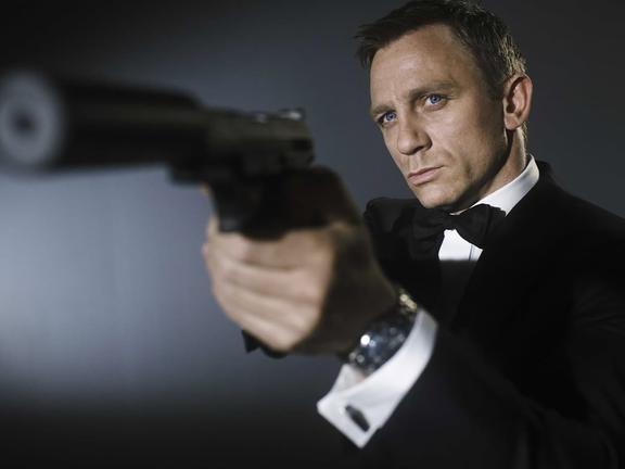 Daniel Craig holding a gun