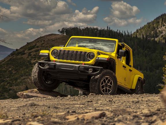 2024 jeep gladiator flexing on rock 2