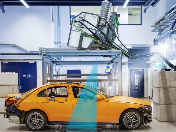 Mercedes-Benz teams with the Fraunhofer-Institute for High-Speed crash test | Image: Mercedes-Benz